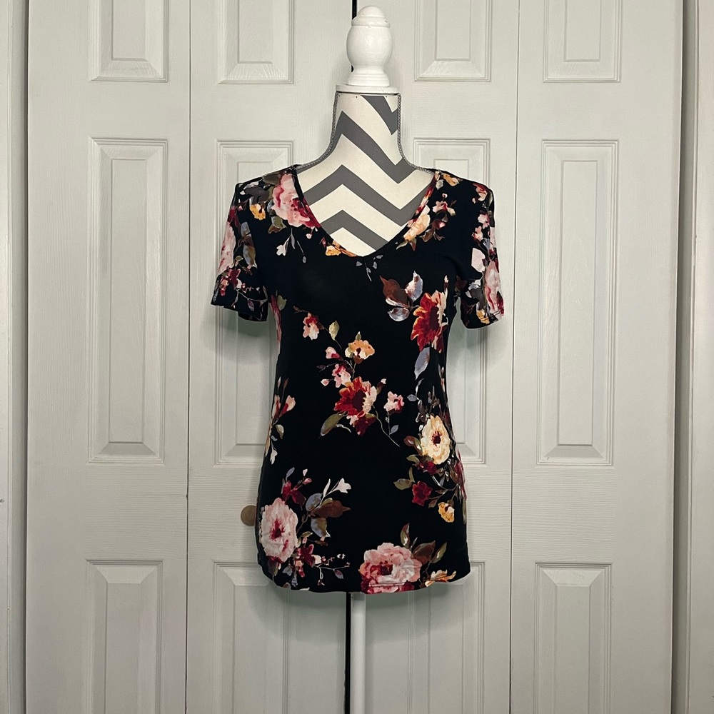 ❗️Closet Clear Out❗️Maurices V-Neck Floral Top